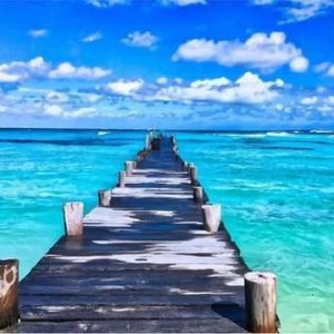 Pontón en la playa del paraíso