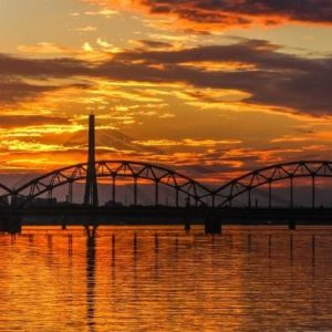 Puente En La Puesta Del Sol