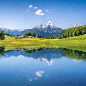 Reflexión de montaña en el lago en verano
